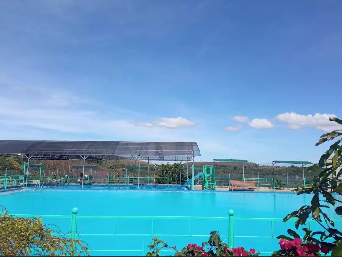 Khu hồ bơi cafe đá bóng Hưng Thịnh Vượng