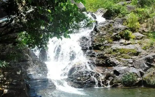 Đến thác Trinh nữ du ngoạn và ngắm cảnh là một trải nghiệm khó quên đối với du khách. (Nguồn: where.beliat.com)