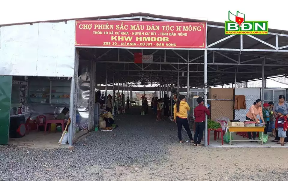 Chợ phiên của dân tộc HMông (Xã Cư Knia, huyện Cư Jut)
