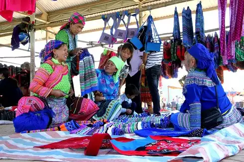 Chợ phiên của dân tộc HMông (Xã Đắk R’măng, huyện Đắk G’long)